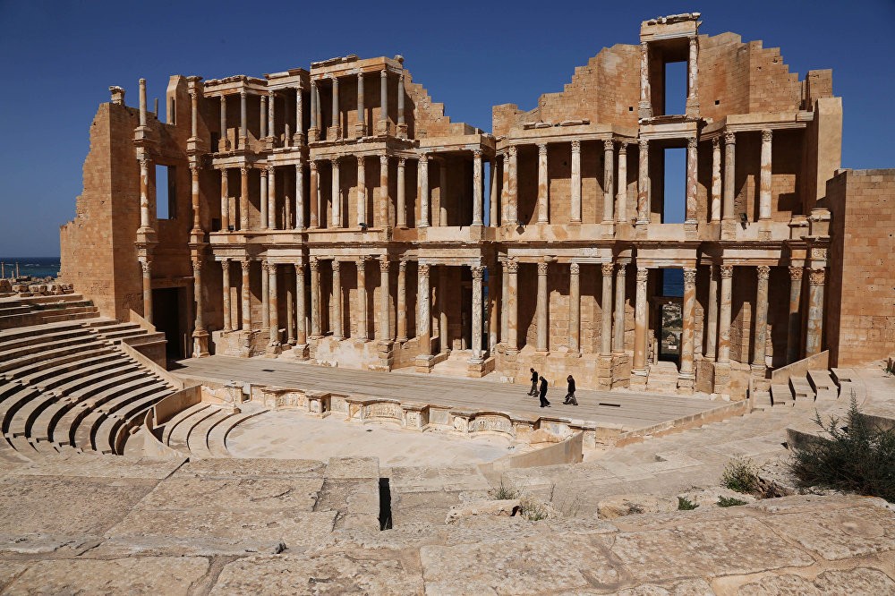  Di sản UNESCO Sabratha nằm bên ven bờ Địa Trung Hải, cách Thủ đô Tripoli của Libya khoảng 65 km về phía tây. Di sản khảo cổ này nổi tiếng với một nhà hát hoành tráng có sức chứa lên tới 5.000 người. Vùng này từng là một phần thuộc Vương quốc Numidia của Massinissa trước khi bị La Mã hóa và được tái xây dựng sau đó.